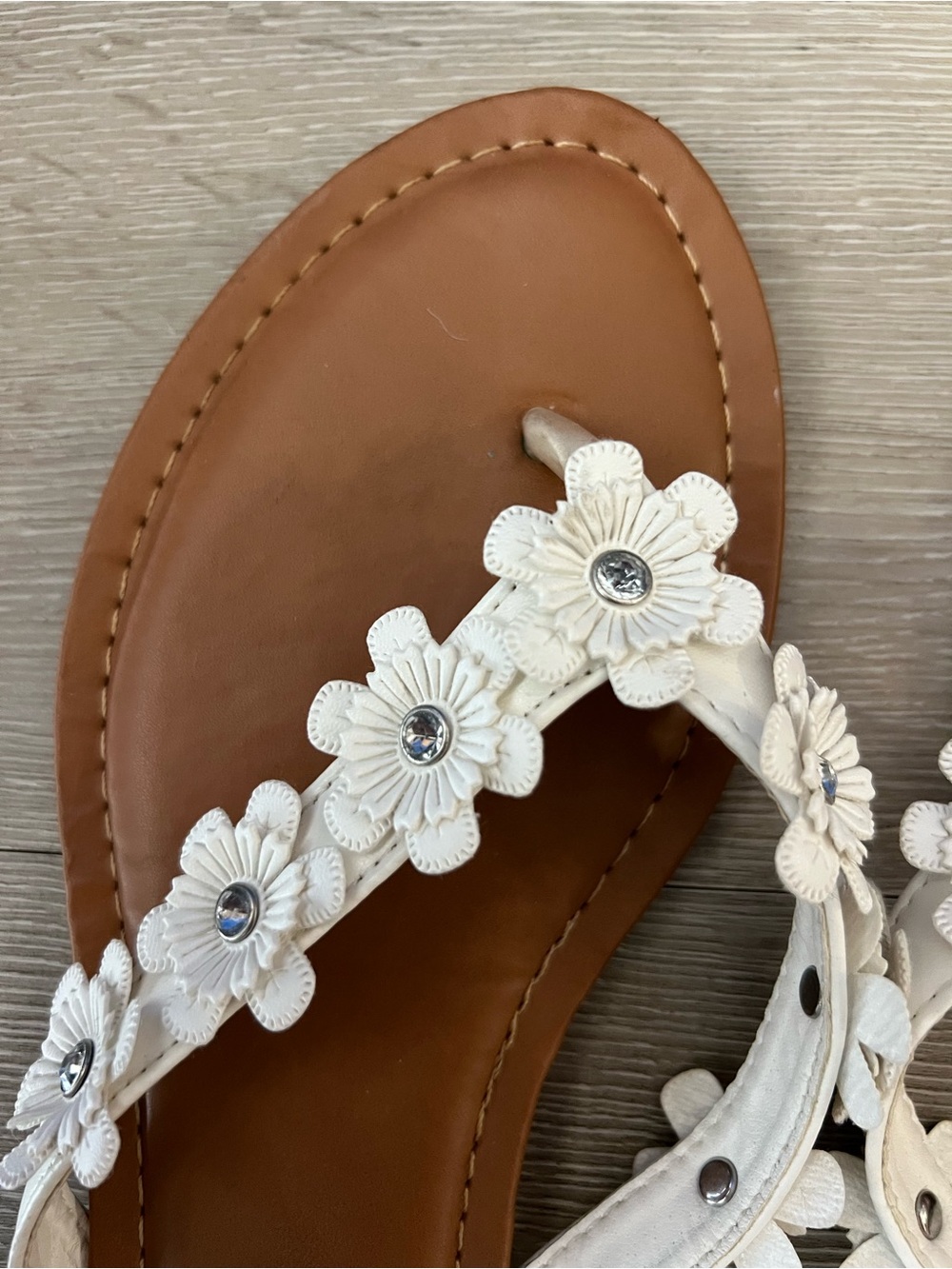 Capelli New York White Flower Flip Flops with Rhinestone Details - Picture 2 of 3